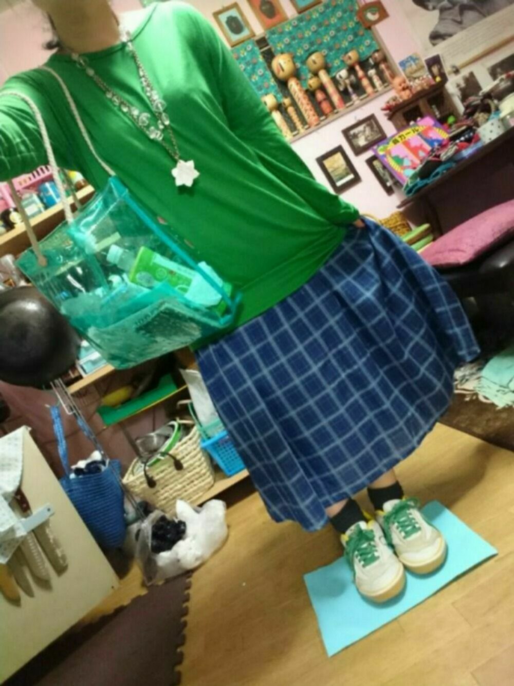 「低身長、チェック、ビニールバック、雨の日」｜「PUMAの3000円くらいやったかな（スニーカー、ホワイト系）」を使った、じんじんさん（レディース・148cm）の春コーディネートの1枚目の写真