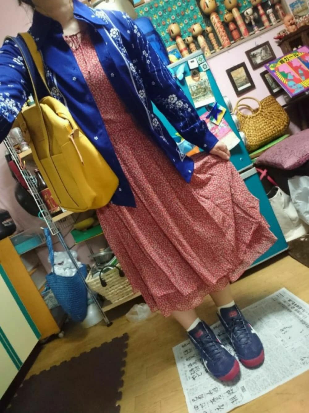 「低身長、古着好き、古着ワンピ、オニツカタイガー、花柄」｜「古着の500円 （シャツ/ブラウス、ブルー系）」を使った、じんじんさん（レディース・148cm）の春コーディネートの1枚目の写真