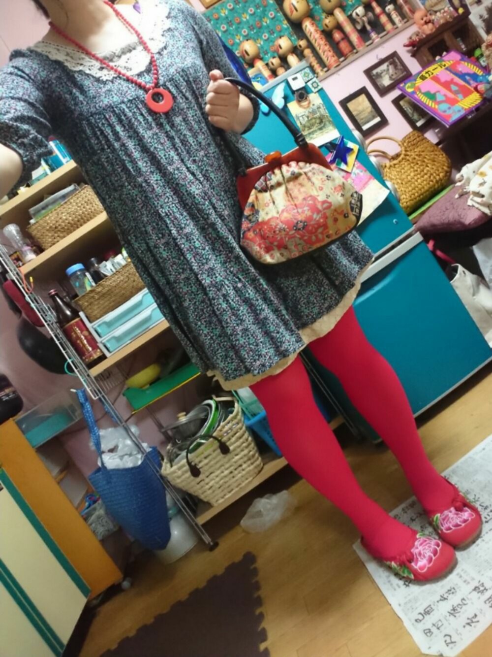 「低身長、和柄、赤タイツ、古着好き、チャイナ靴」｜「古着の200円 ブックオフプラス（ワンピース、グリーン系）」を使った、じんじんさん（レディース・148cm）の春コーディネートの1枚目の写真