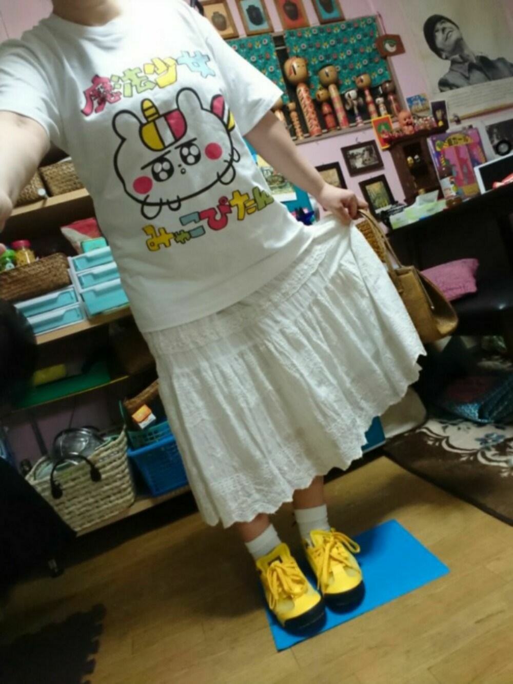 「低身長、嘘つきちょめこ、古着好き、オニツカタイガー」｜「嘘つきちょめこのアイテム（Tシャツ/カットソー、ホワイト系）」を使った、じんじんさん（レディース・148cm）の春コーディネートの1枚目の写真