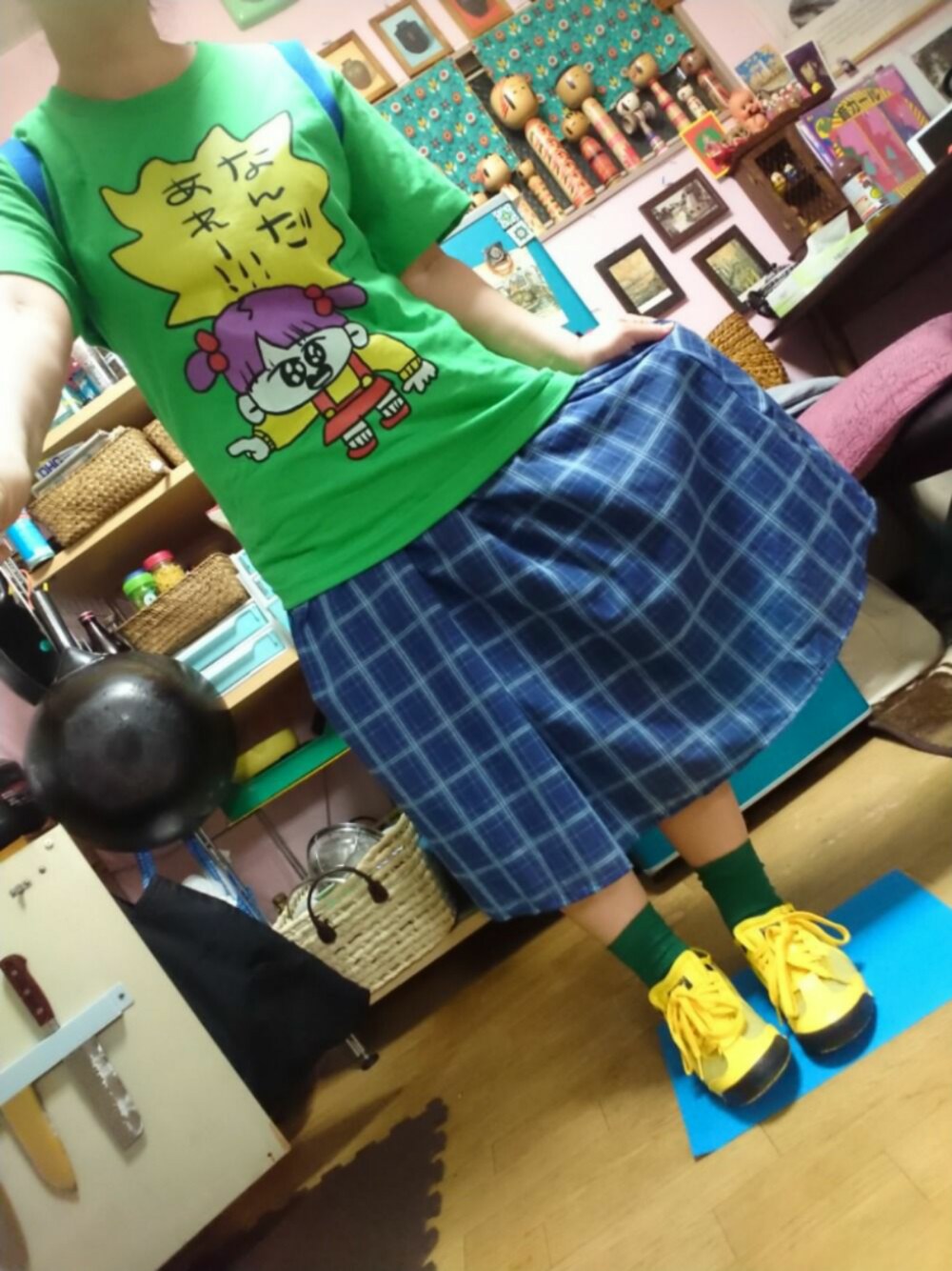 「低身長、嘘つきちょめこ、オニツカタイガー」｜「嘘つきちょめこのアイテム（Tシャツ/カットソー、グリーン系）」を使った、じんじんさん（レディース・148cm）の春コーディネートの1枚目の写真