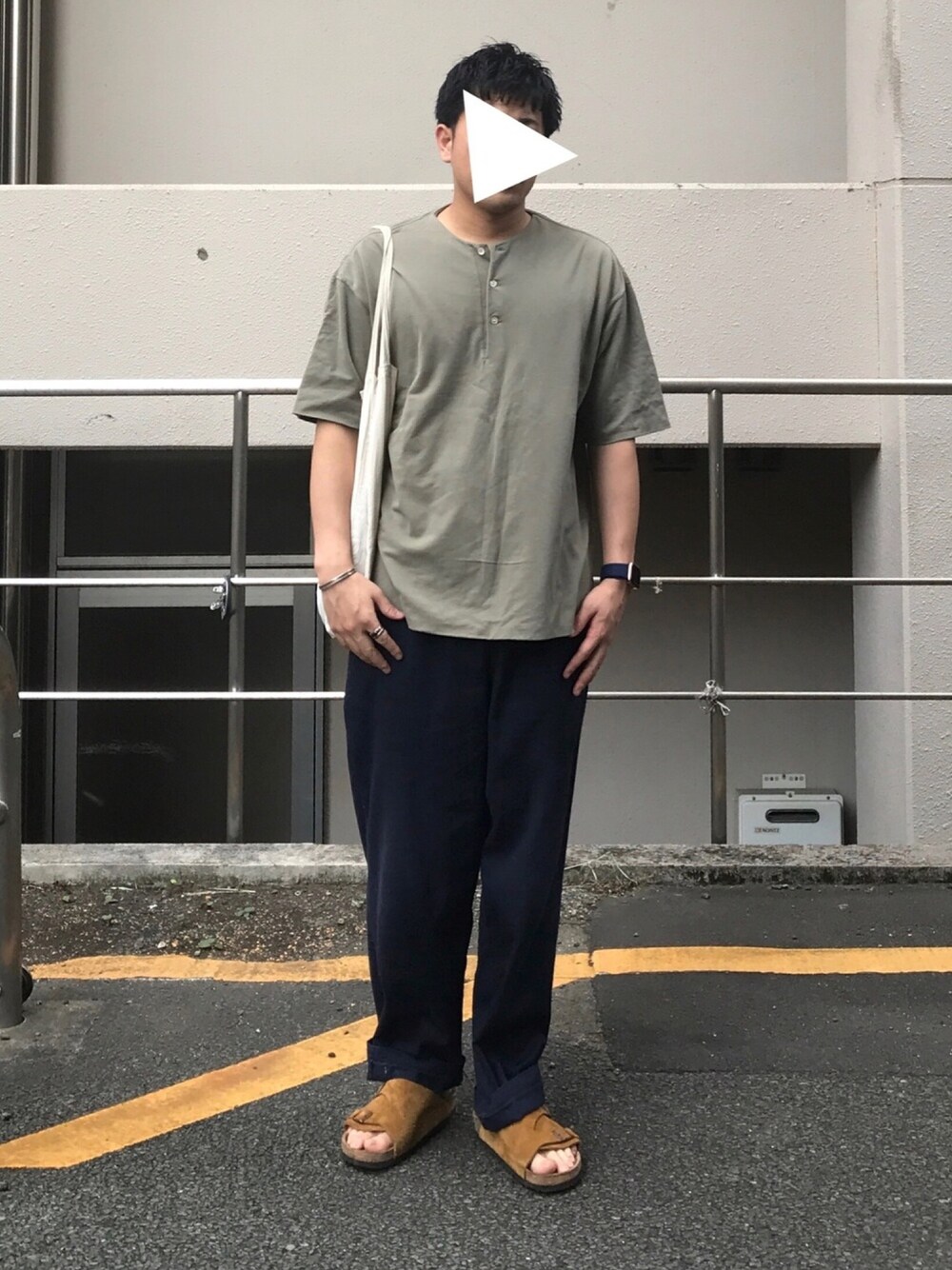 「大人トレンドカジュアル、秋のカフェオレコーデ、大人カジュアル、お洒落さんとつながりたい、サンダル、カジュアル、AURALEE、オトナカジュアル、シンプルスタイル」｜「AURALEEの【AURALEE】ダブルクロス ヘンリーネックTシャツ MEN（Tシャツ/カットソー、グリーン系）」を使った、mimiger7575さん（メンズ・177cm）の秋コーディネートの1枚目の写真