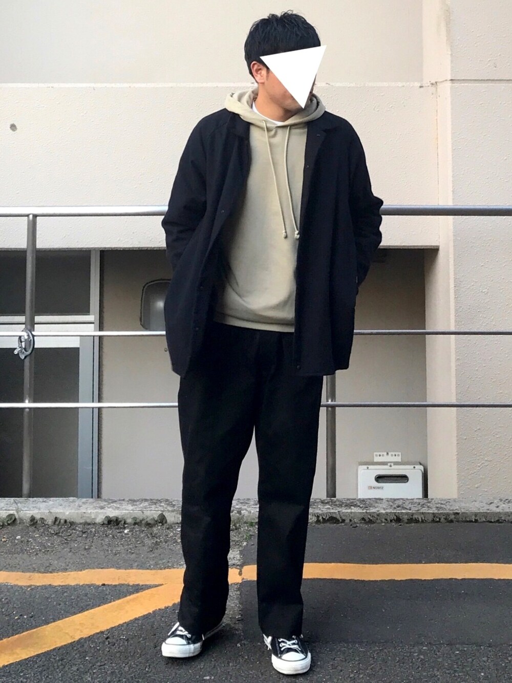 「黒コーデ、大人コーデ、お洒落さんとつながりたい、neat、YAECA、AURALEE、ゆるコーデ、休日コーデ、シンプル、ワイドパンツ」｜「AURALEEのアイテム（パーカー、ベージュ系）」を使った、mimiger7575さん（メンズ・177cm）の春コーディネートの1枚目の写真