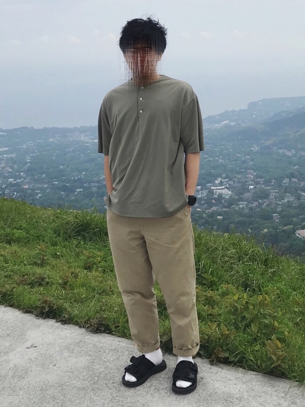 「休日スタイル、カジュアルコーデ、お洒落さんとつながりたい、シンプル、シンプルコーデ、おしゃれさんと繋がりたい、ベージュコーデ、大人カジュアル、AURALEE」｜「AURALEEの【AURALEE】ダブルクロス ヘンリーネックTシャツ MEN（Tシャツ/カットソー、グリーン系）」を使った、mimiger7575さん（メンズ・177cm）の春コーディネートの1枚目の写真