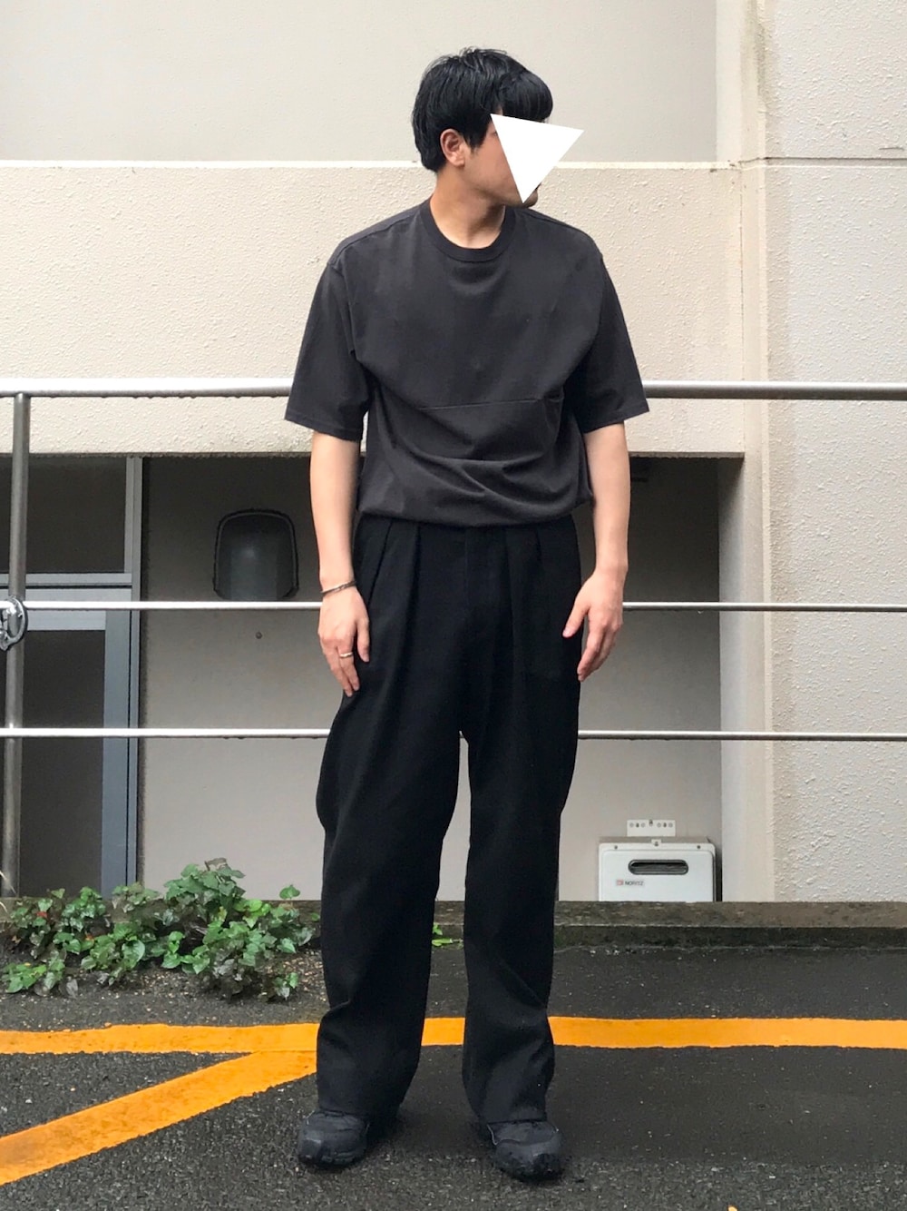 「大人カジュアル、黒コーデ、タックイン、ゆったりコーデ、inov8、neat、eel、お洒落さんとつながりたい、シンプルスタイル」｜「EELのアイテム（Tシャツ/カットソー、ブラック系）」を使った、mimiger7575さん（メンズ・177cm）の夏コーディネートの1枚目の写真