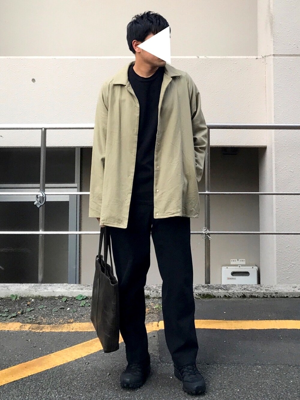 「YAECA、UNIQLO、ユニクロ、ゆるコーデ、ブラック、おしゃれさんと繋がりたい、ワイドパンツ、黒」｜「YAECAのアイテム（ジャケット/アウター、ブルー系）」を使った、mimiger7575さん（メンズ・177cm）の秋コーディネートの1枚目の写真