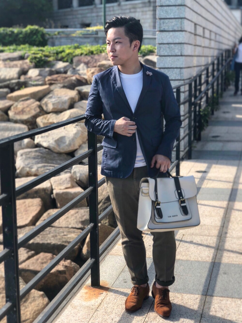 「春、デニム」｜「Ted Bakerのアイテム（トートバッグ、ホワイト系）」を使った、Kazif Tsangさん（メンズ・168cm）の春コーディネートの1枚目の写真