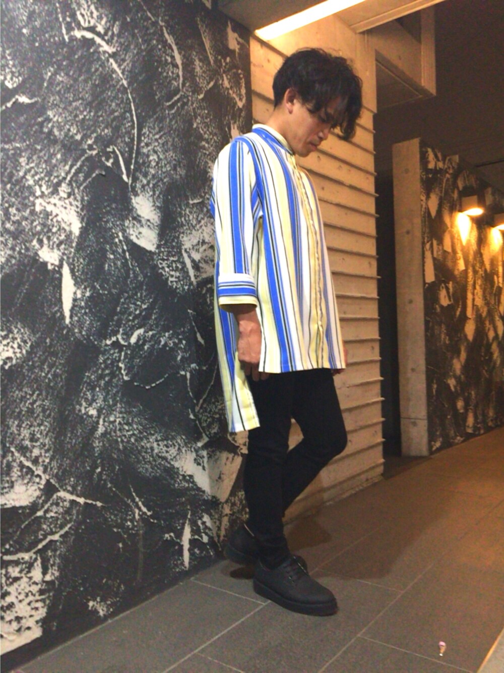 イエロー系のシャツ/ブラウス、ブラック系のその他パンツ、ブラック系のドレスシューズを着用したメンズの夏コーディネートの1枚目の写真
