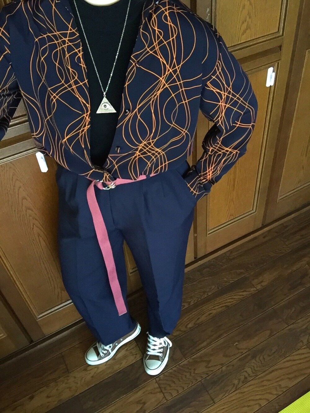 ブラック系のシャツ/ブラウス、ブルー系のパンツ、ブラウン系のスニーカーを着用したレディースの春コーディネートの1枚目の写真