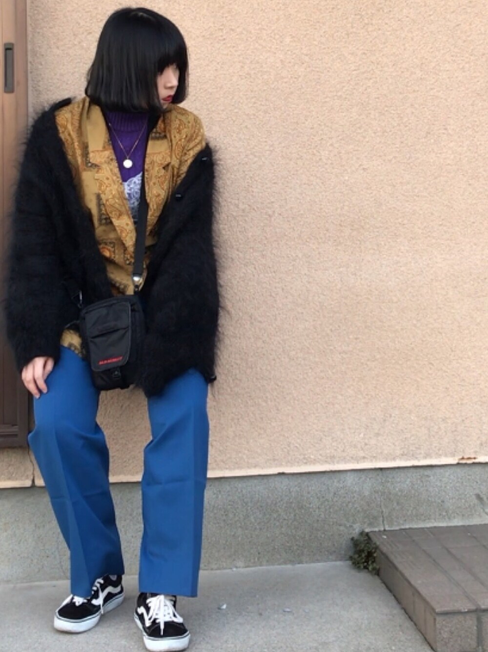 ブルー系のパンツ、ブラック系のショルダーバッグ、イエロー系のテーラードジャケットを着用したレディースの春コーディネートの1枚目の写真