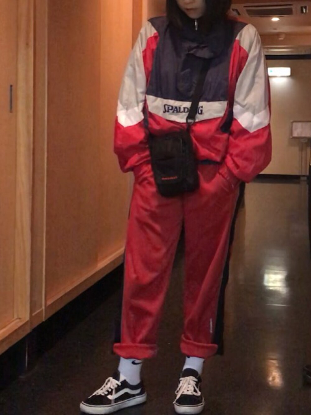 レッド系のその他トップス、ブラック系のショルダーバッグ、レッド系のパンツを着用したメンズの春コーディネートの1枚目の写真