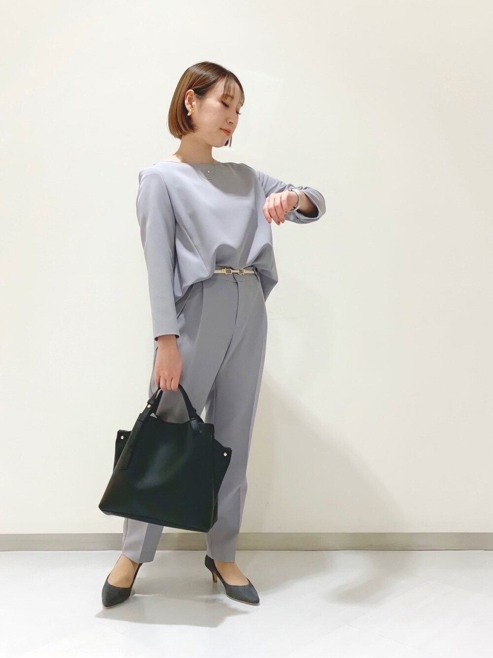 ブルー系のその他パンツ、ブラック系のトートバッグ、グレー系のパンプスを着用したレディースの冬コーディネートの1枚目の写真