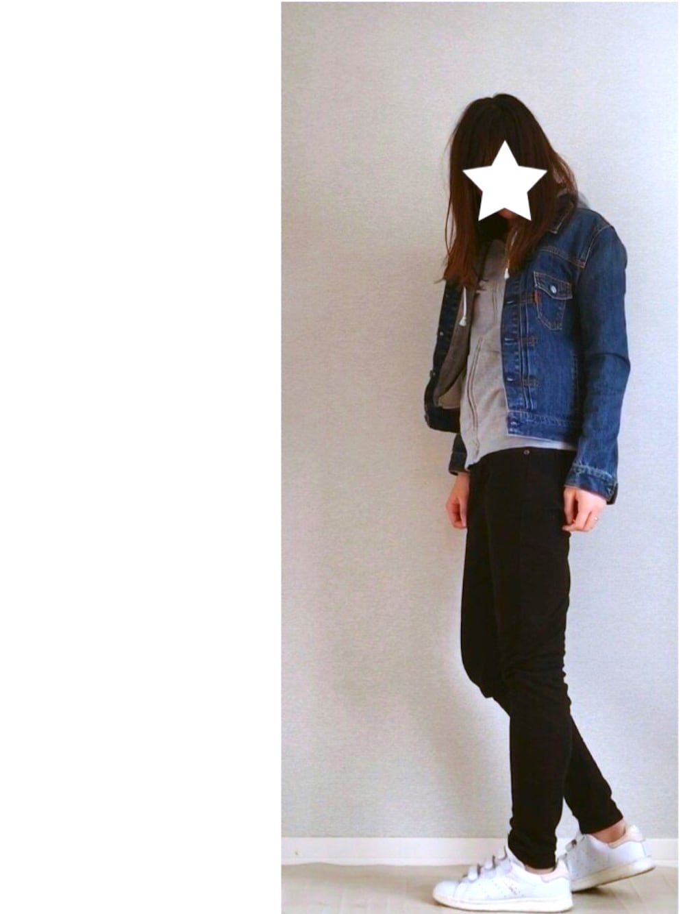 ブルー系のデニムジャケット、ブラック系のその他パンツ、グレー系のパーカーを着用したレディースの冬コーディネートの1枚目の写真
