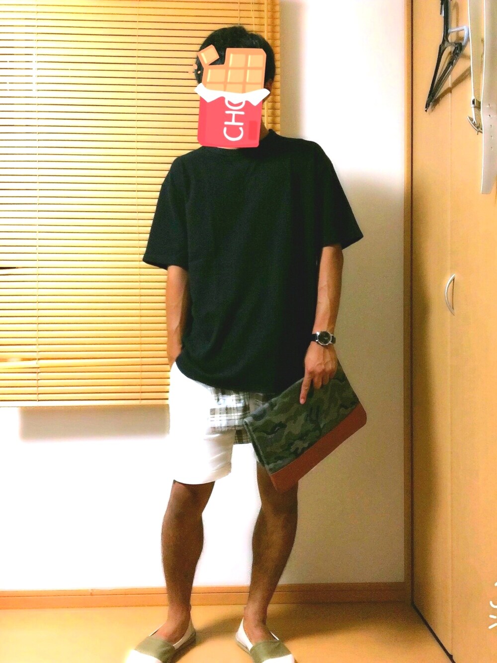 ブラック系のTシャツ/カットソー、グリーン系のクラッチバッグ、ホワイト系のその他パンツを着用したメンズの夏コーディネートの1枚目の写真