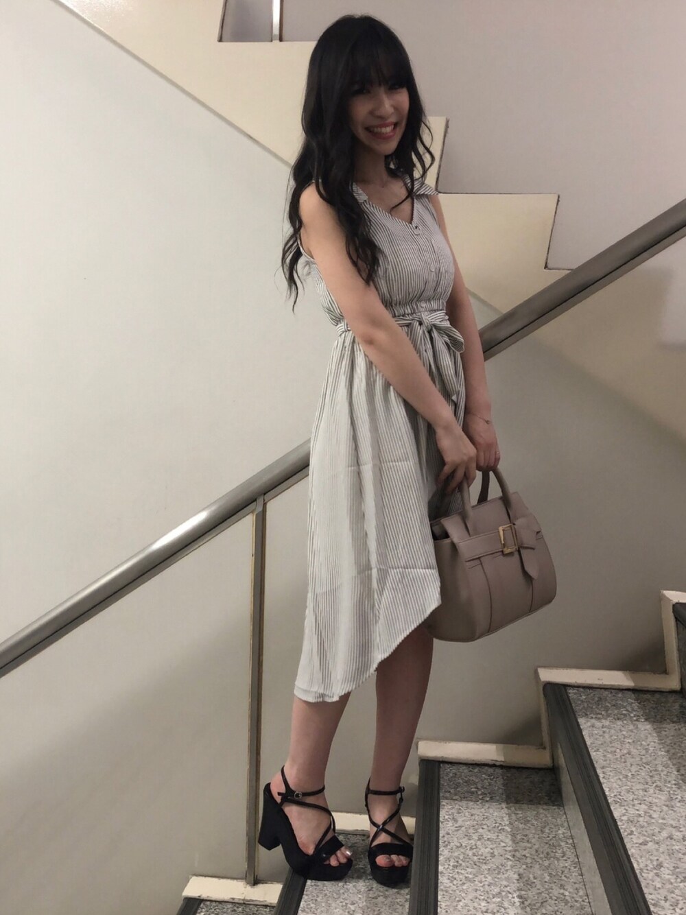 「シンプルコーデ、オトナカジュアル、シャツワンピ、デート、ootd、リップサービス、LIPSERVICE、渋谷109、おしゃれさんと繋がりたい」｜「LIPSERVICEのアイテム（シャツワンピース、ホワイト系）」を使った、倉林夏実さん（レディース・157cm）の夏コーディネートの1枚目の写真