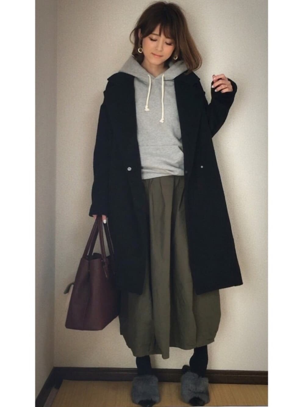 「カジュアル、カジュアルコーデ、ママコーデ、スカート、ファー、プチプラ、GU、きれいめカジュアル、あけましておめでとうございます！、今年もよろしくお願いします」｜「Championの【CHAMPION】無地パーカー（パーカー、グレー系）」を使った、yunさん（レディース・153cm）の冬コーディネートの1枚目の写真