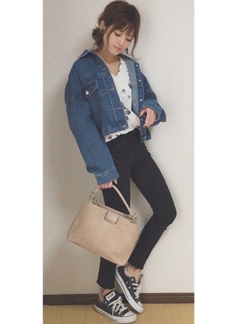 ブルー系のデニムジャケット、ベージュ系のショルダーバッグ、その他のシャツ/ブラウスを着用したレディースの春コーディネートの1枚目の写真