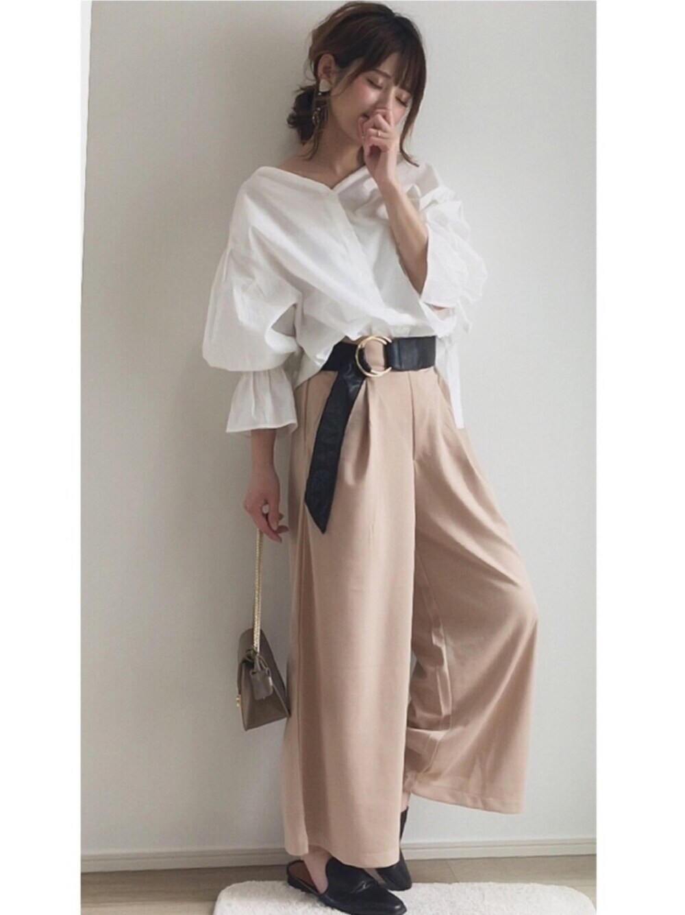ホワイト系のシャツ/ブラウス、ベージュ系のその他パンツ、ブラック系のシューズを着用したレディースの春コーディネートの1枚目の写真