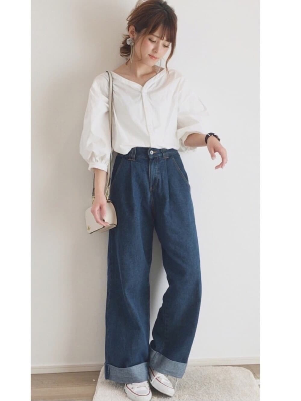 「シンプル、春、ゆるコーデ、カジュアル、ootd、スニーカー、outfit、プレクロ、ワイドパンツ、オトナカジュアル」｜「Another Editionの【WEB店舗限定】2WAYベルト付きブラウス●（シャツ/ブラウス、ホワイト系）」を使った、yunさん（レディース・153cm）の春コーディネートの1枚目の写真