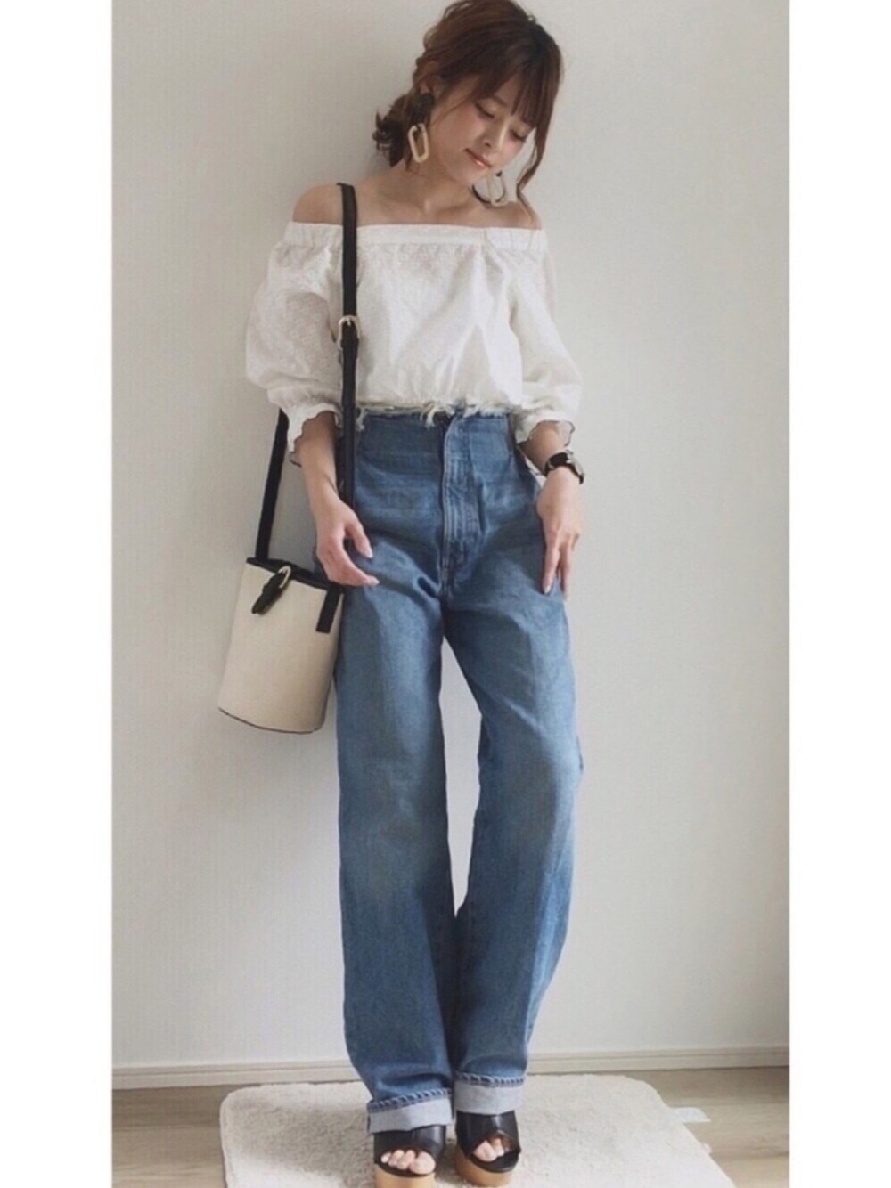 「カジュアル、春コーデ、denim、オトナカジュアル、ジーンズ、オフショル、プチプラ、ママコーデ、サンダル」｜「GRLのオープントゥサボサンダル（サンダル、ブラック系）」を使った、yunさん（レディース・153cm）の春コーディネートの1枚目の写真