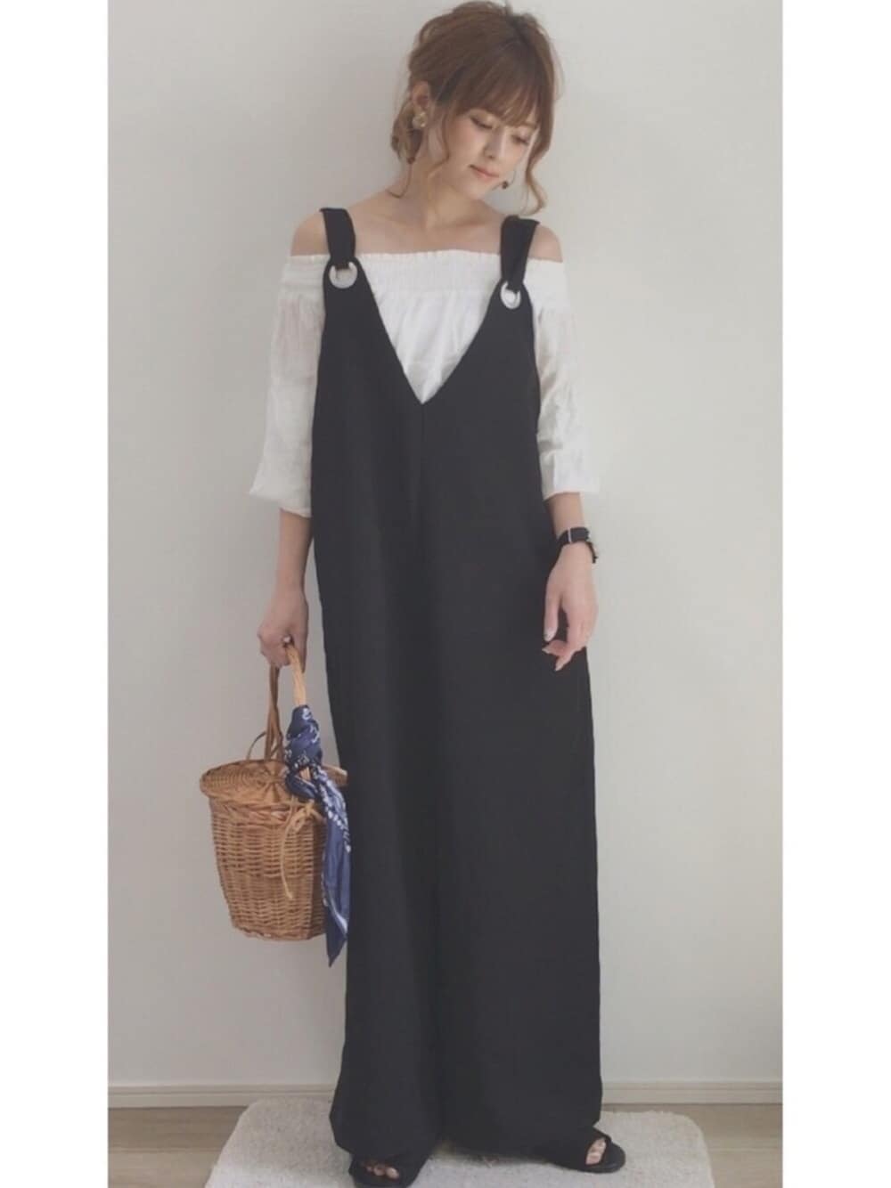 「カジュアル、大人カジュアル、シンプル、オールインワン、サロペット、デニムパンツ、ootd、モノトーン、バケツバッグ、オフショル」｜「EMODAのドレープ デコルテトップ（Tシャツ/カットソー、ホワイト系）」を使った、yunさん（レディース・153cm）の春コーディネートの1枚目の写真