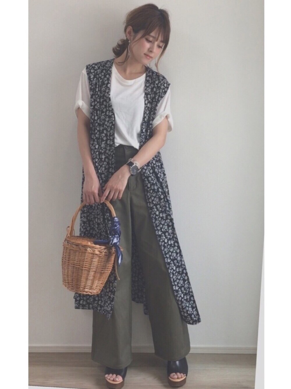 「ジレ、ベイカーパンツ、GU、ラフ、白Tシャツ、カーキ、カジュアル、オトナカジュアル、きれいめカジュアル、かごバッグ」｜「AVAN LILYのモノトーンフラワージレ×Tシャツセット（Tシャツ/カットソー、ブラック系）」を使った、yunさん（レディース・153cm）の春コーディネートの1枚目の写真