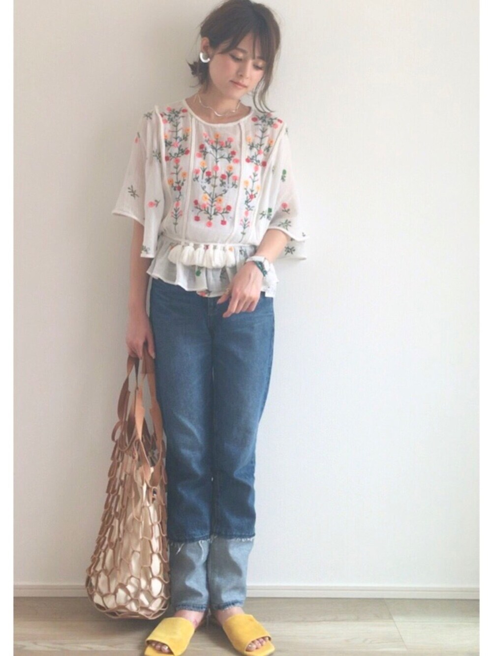「パンツスタイル、デニム、テーパードパンツ、刺繍、ZARA、ワイドパンツ、オトナカジュアル、夏、サンダル、イエロー」｜「EMODAのREPAIR LIKE TAPER デニム（デニムパンツ、ブルー系）」を使った、yunさん（レディース・153cm）の夏コーディネートの1枚目の写真