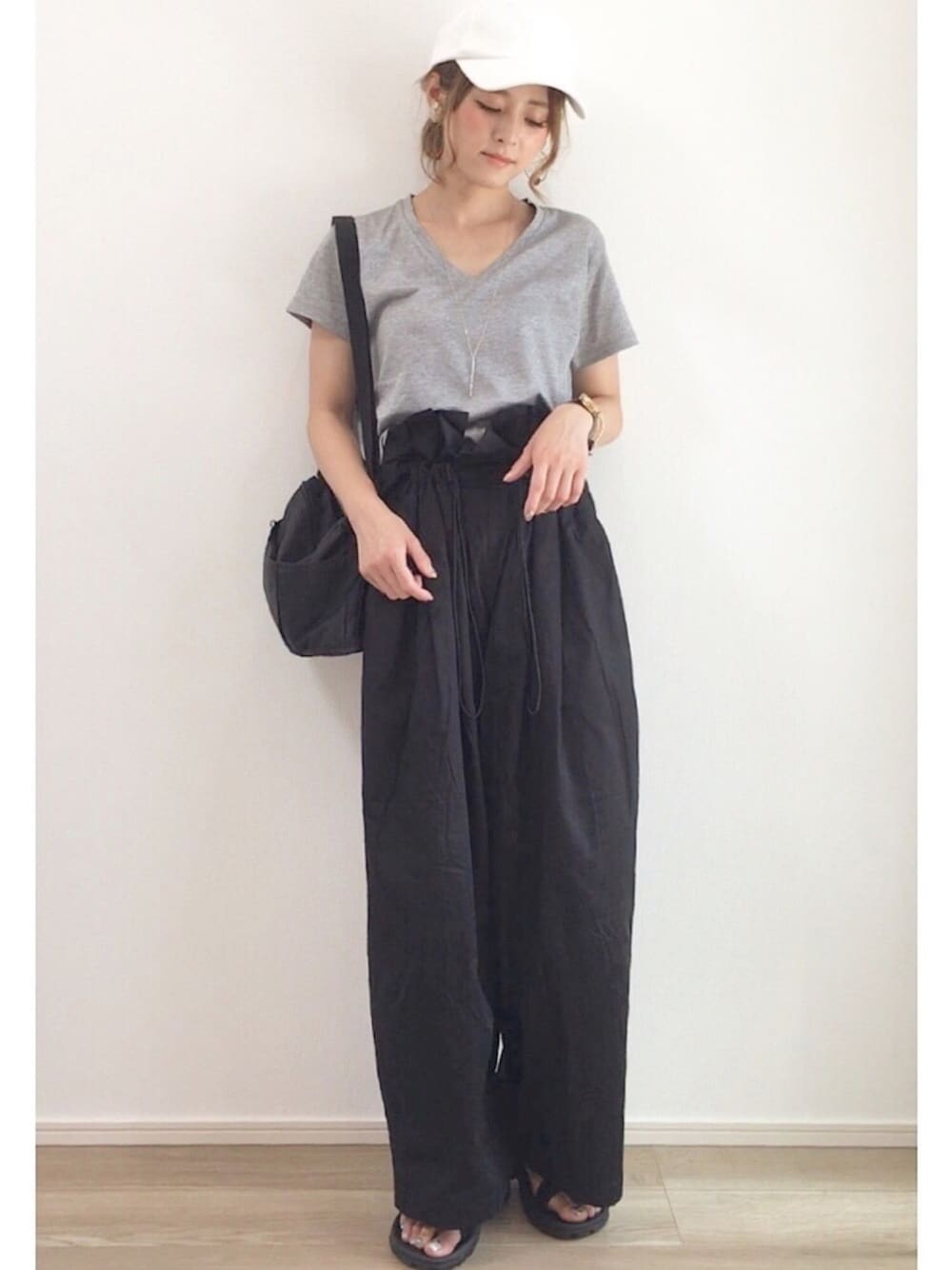 「Tシャツ、ブラック、Tシャツフェス、TONAL、キャップ、teva、プチプラ、シンプルコーデ、夏、サコッシュバッグ」｜「EMODAのEMODA×ROXY embrideryキャップ（キャップ、ホワイト系）」を使った、yunさん（レディース・153cm）の夏コーディネートの1枚目の写真