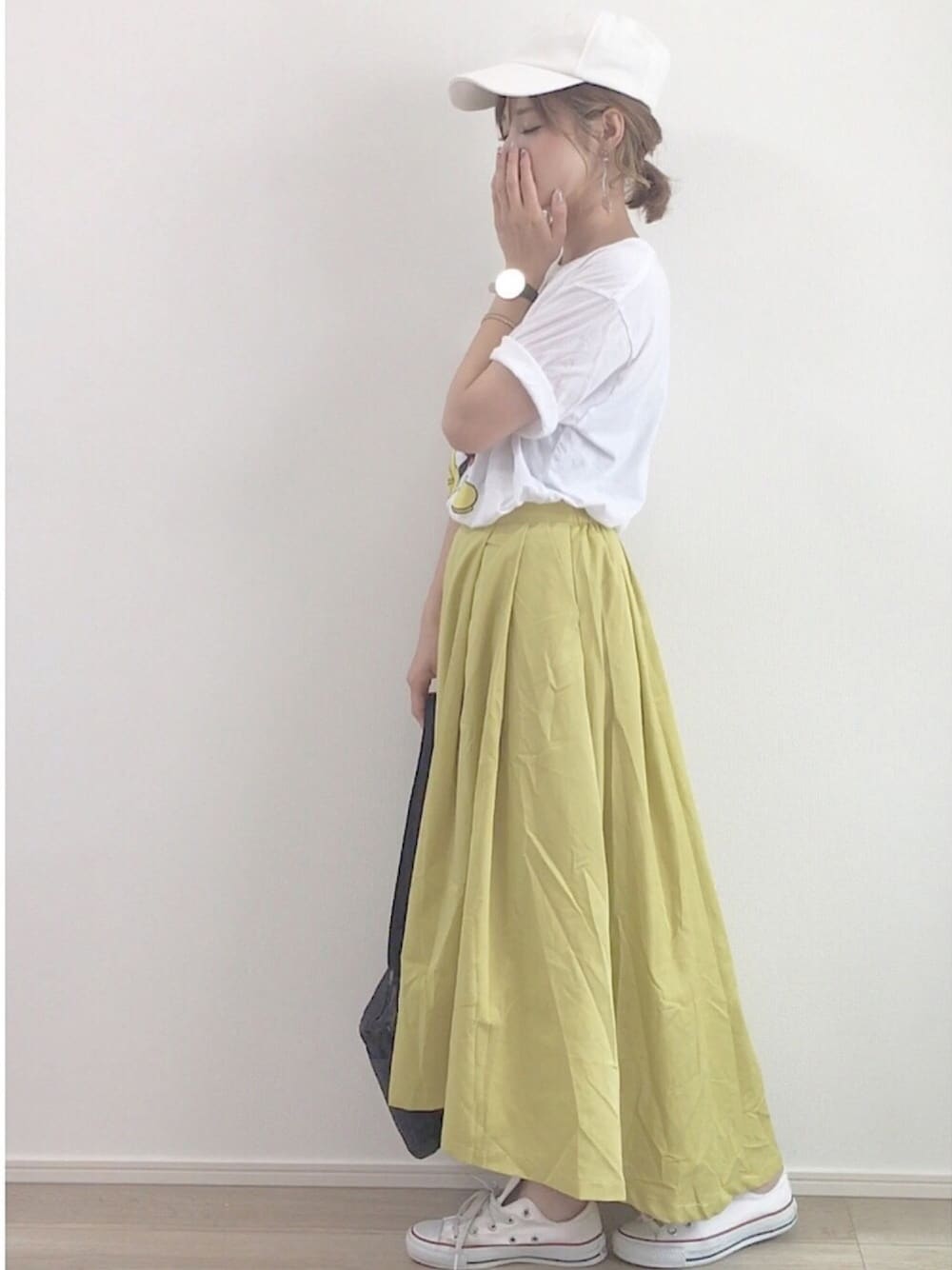 「大人カジュアル、ミッキー、白Tシャツ、フレアスカート、イエロー、キャップ、スニーカー、サコッシュ、カジュアルコーデ、ラフ」｜「UNIQLOのアイテム（トップス、ホワイト系）」を使った、yunさん（レディース・153cm）の夏コーディネートの1枚目の写真