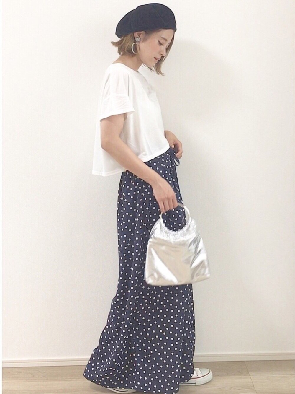 「ドットパンツ、ワイドパンツ、ゆるコーデ、プチプラ、Tシャツ、ドット、ベレー帽、コンバース、スニーカーコーデ」｜「FREAK'S STOREのCasselini/キャセリーニ　メタリックハンドルバッグ（ハンドバッグ、シルバー系）」を使った、yunさん（レディース・153cm）の夏コーディネートの1枚目の写真