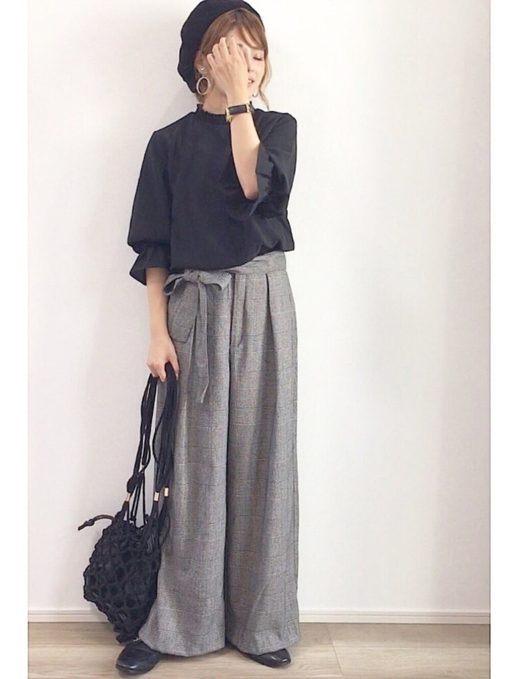 ブラック系のシャツ/ブラウス、ブラック系のシューズ、ブラック系のショルダーバッグを着用したレディースの夏コーディネートの1枚目の写真