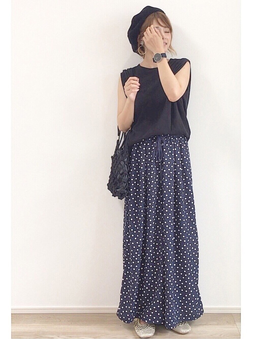 「オトナガーリー、Tシャツ、ベレー帽、ノースリーブ、ワイドパンツ、ZARA、大人コーデ、おしゃれさんと繋がりたい、シンプルコーデ、黒」｜「PAGEBOYのデシンドットワイドパンツ（その他パンツ、ブルー系）」を使った、yunさん（レディース・153cm）の夏コーディネートの1枚目の写真