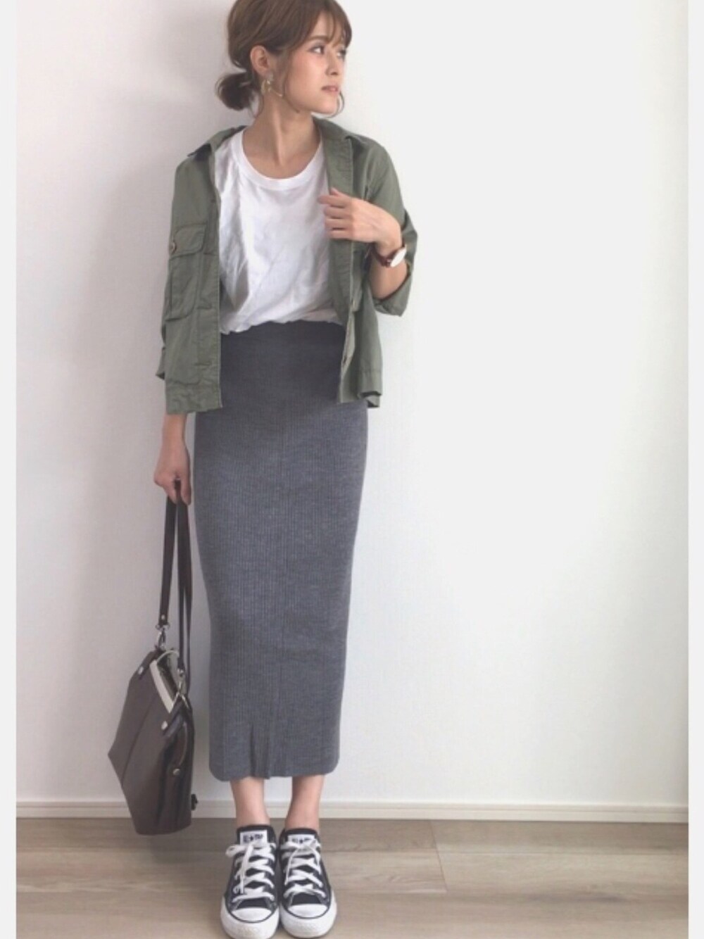 「UNIQLO、ユニクロ、スニーカー、プチプラ、ミリタリージャケット、トートバッグ、カジュアル、秋、シンプルコーデ、ラクチンコーデ」｜「UNIQLOのWOMEN メリノブレンドリブスカート（スカート、グレー系）」を使った、yunさん（レディース・153cm）の夏コーディネートの1枚目の写真