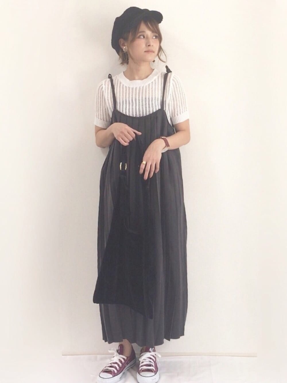 「UR20th_KBF、UR20th_SOP、スニーカーコーデ、コンバース、ショルダーバッグ、スニーカー、GU、ベロア、グレー、キャスケット」｜「KBFのプリーツキャミソールワンピース（ワンピース、グレー系）」を使った、yunさん（レディース・153cm）の秋コーディネートの1枚目の写真