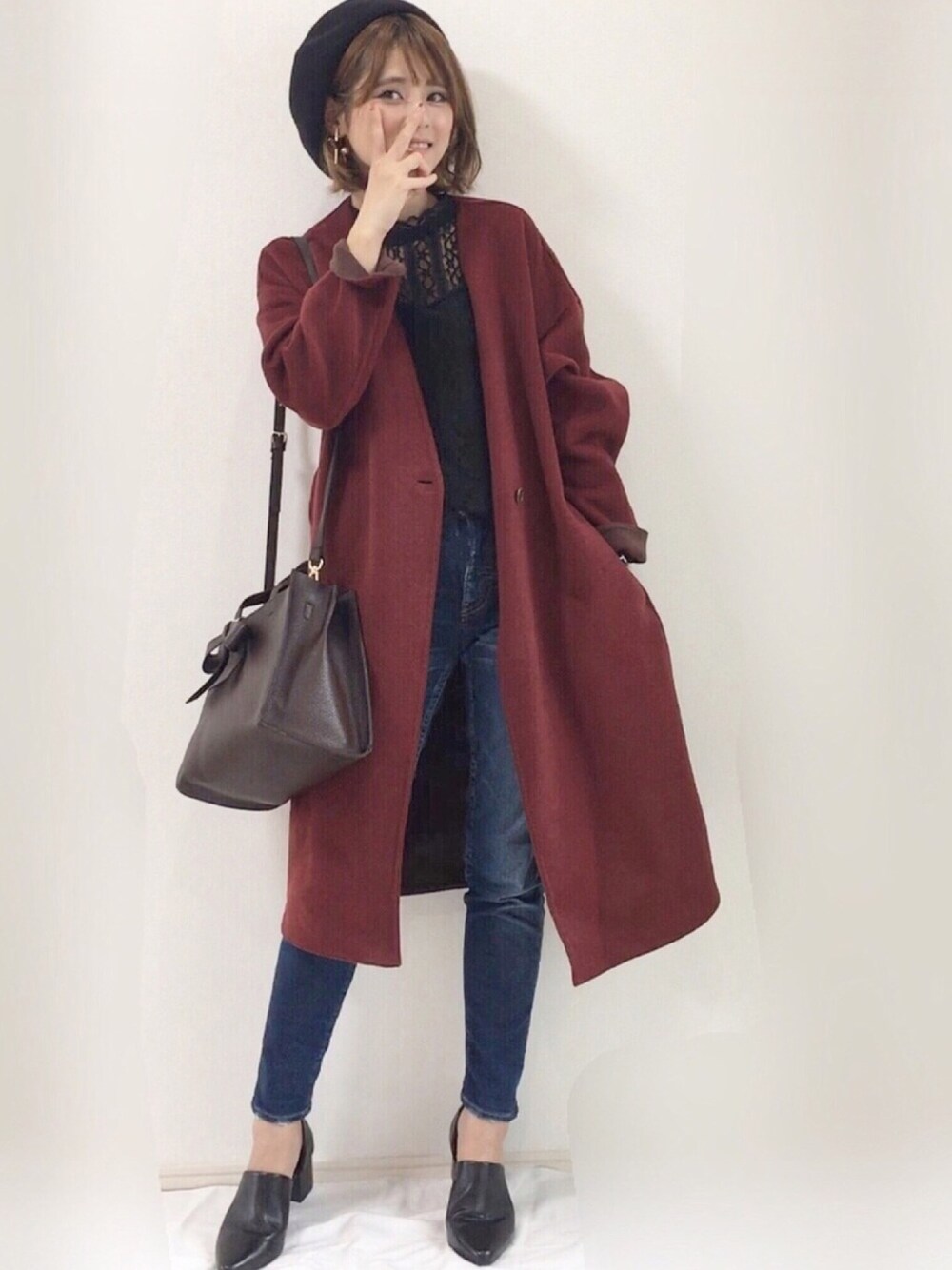 「UNIQLO、ベレー帽、秋コーデ、秋服、デニム、ラブアンドピース2017、赤、GRL、ブラウス」｜「GRLのフラワーレースハイネックトップス（シャツ/ブラウス、ブラック系）」を使った、yunさん（レディース・153cm）の秋コーディネートの1枚目の写真