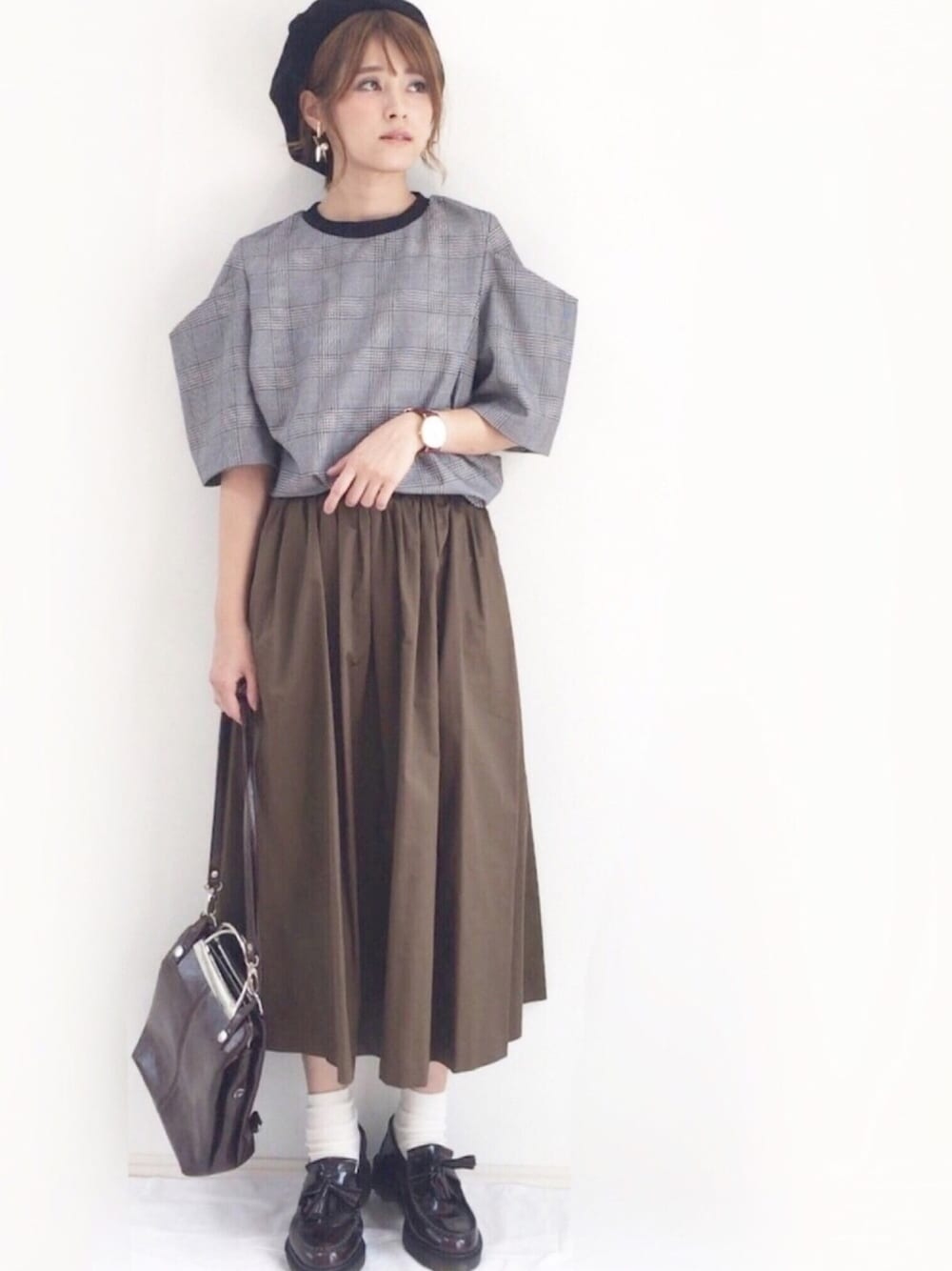 「プチプラ、UNIQLO、スカート、ユニクロ、ベレー帽、ローファー、Dr.Martens、グレンチェック、ガーリー」｜「EMODAのカラーグレンチェックオーバースリーブ（Tシャツ/カットソー、その他）」を使った、yunさん（レディース・153cm）の秋コーディネートの1枚目の写真
