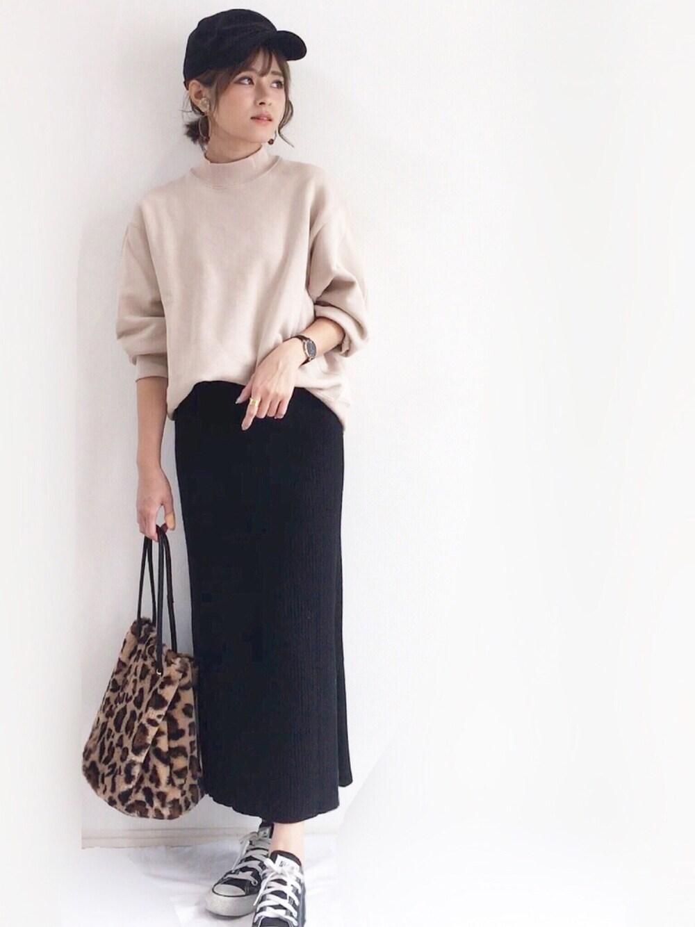 「コク色シャドウ、プチプラコーデ、スウェット、UNIQLO、スニーカー、キャップ、コーデュロイ、ユニクロ、レオパード、ラフ」｜「UNIQLOのアイテム（トップス、ベージュ系）」を使った、yunさん（レディース・153cm）の秋コーディネートの1枚目の写真