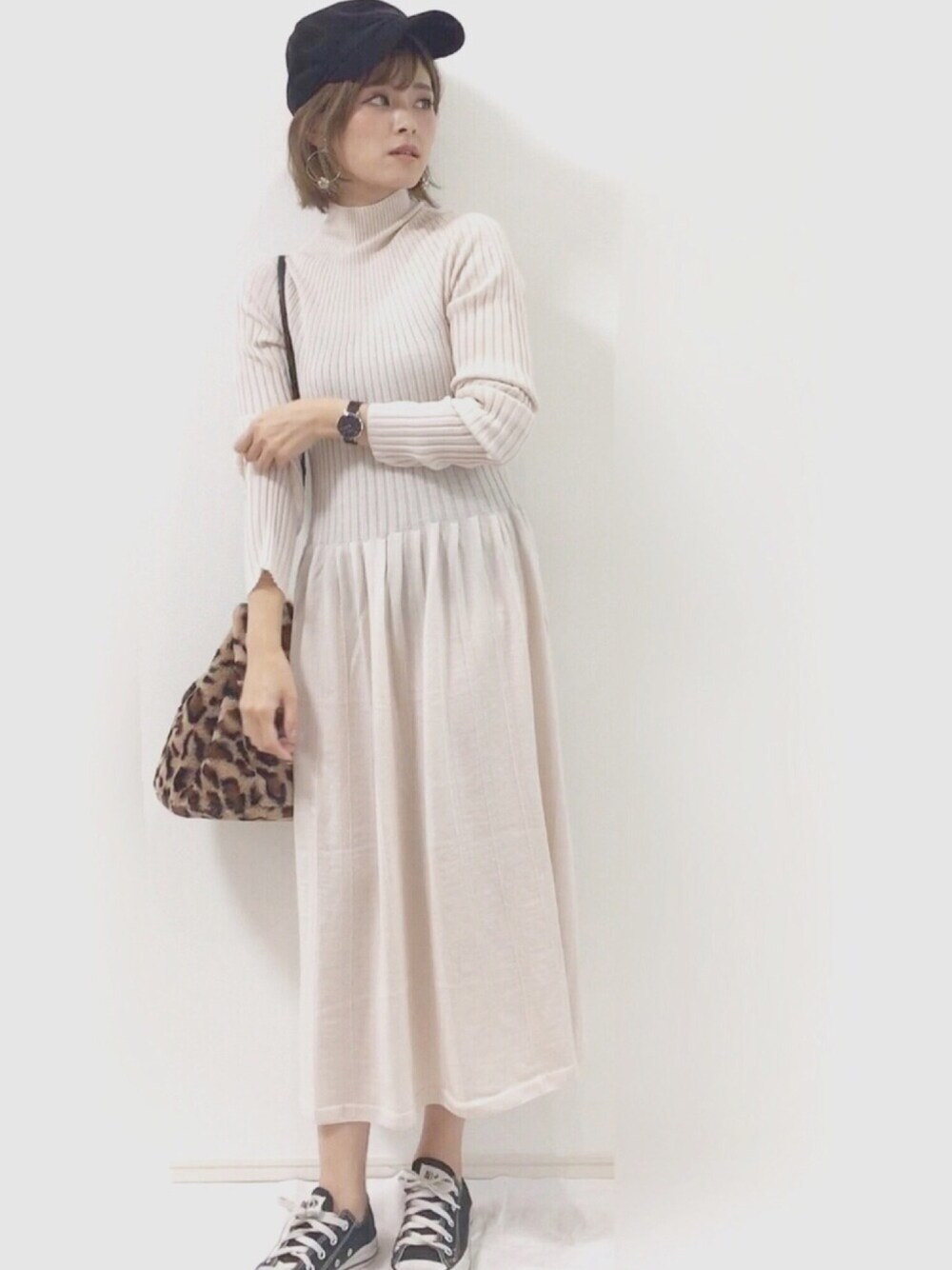 「秋コーデ、UNIQLO、コンバース、モノトーン、プチプラ、カジュアルコーデ、ワンピース、キャップ、レオパード、コク色シャドウ」｜「URBAN RESEARCH Sonny LabelのSonny Label リバーシブル巾着ショルダーバッグ（ショルダーバッグ、ブラック系）」を使った、yunさん（レディース・153cm）の秋コーディネートの1枚目の写真