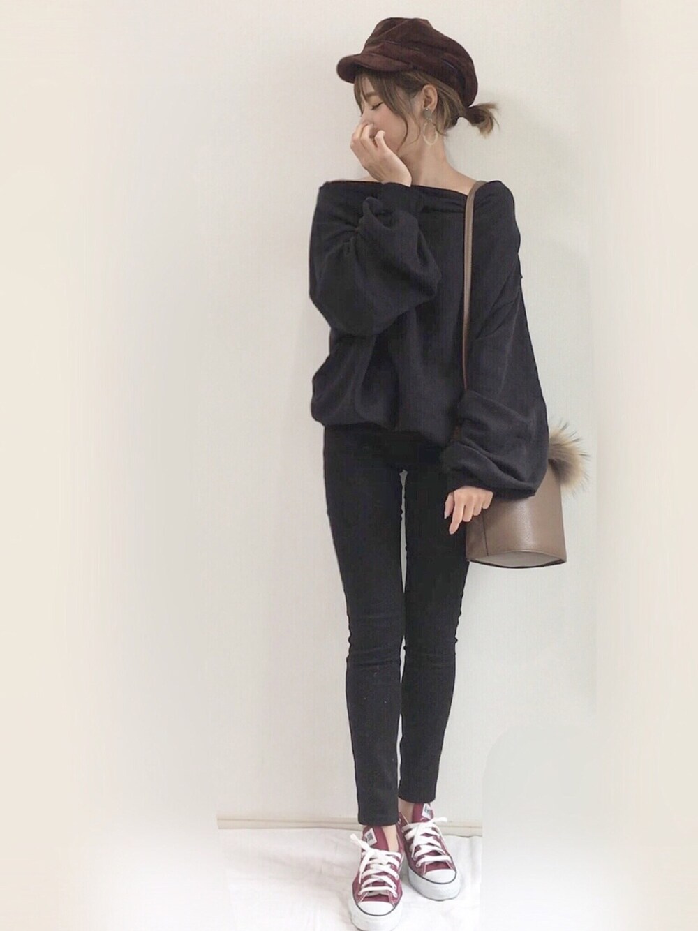 「LAULEN、オトナカジュアル、ゆるコーデ、コンバース、UNIQLO、秋のコーデ、スニーカー、ファー小物、黒、ワントーンコーデ」｜「LAULENのOFF SHOULDER SWEAT（スウェット、ブラック系）」を使った、yunさん（レディース・153cm）の秋コーディネートの1枚目の写真