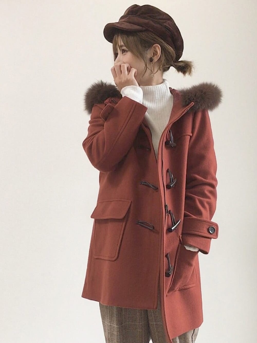 「大人ガーリー、ダッフルコート、ボルドー、キャスケット、GRL、冬コーデ、アウター、秋色、カジュアルコーデ、ootd」｜「EMODAのベロアキャスケット（キャスケット、ブラウン系）」を使った、yunさん（レディース・153cm）の秋コーディネートの1枚目の写真