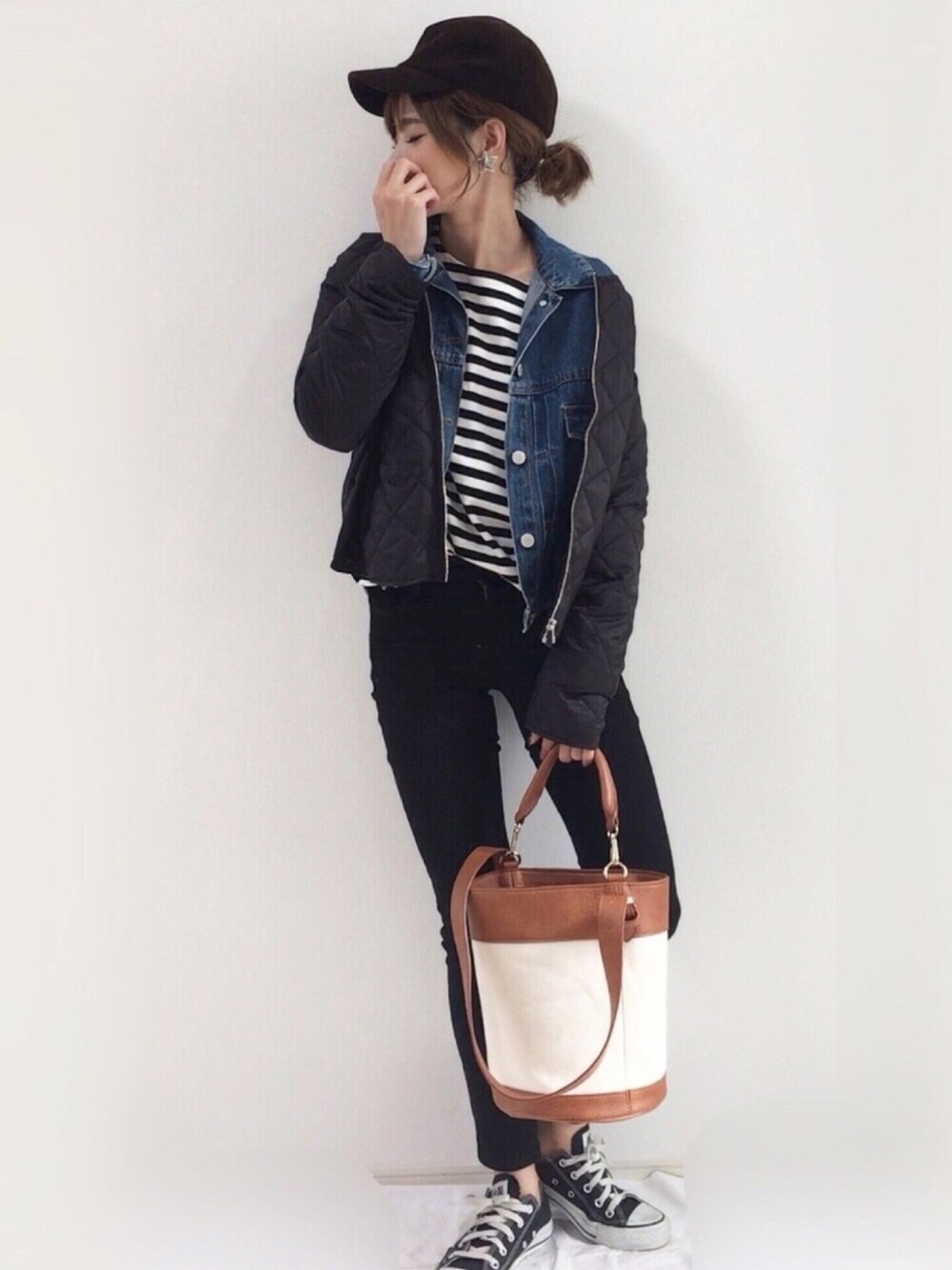 ホワイト系のTシャツ/カットソー、ブルー系のデニムジャケット、ブラック系のダウンジャケット/コートを着用したレディースの秋コーディネートの1枚目の写真