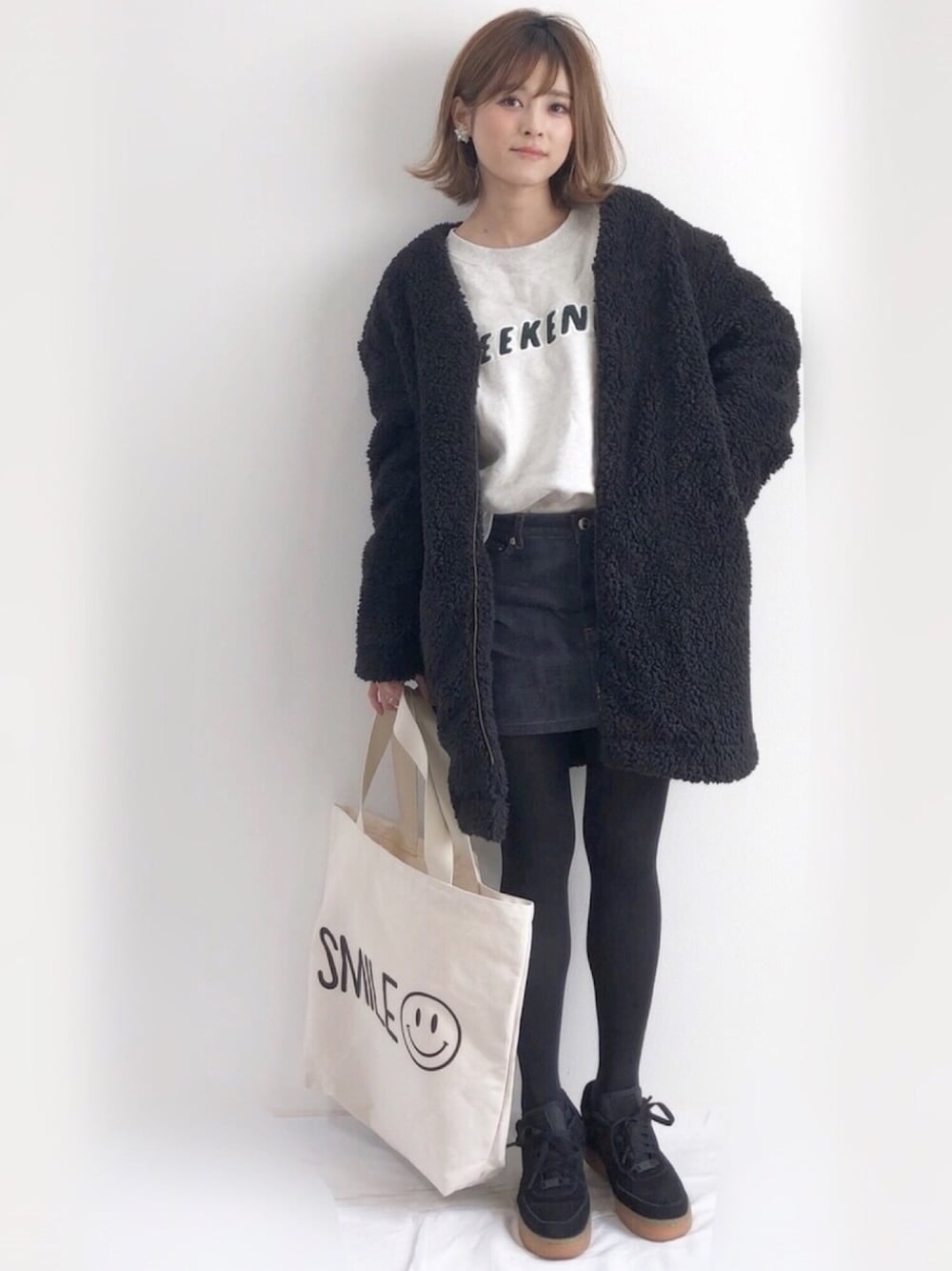 「プチプラ、スカート、デニム、UNIQLO、ボア、タイツ、ブラック、NIKE、ゆるコーデ、冬」｜「URBAN RESEARCH Sonny LabelのSonny Label ロゴ刺繍裏起毛スウェット（Tシャツ/カットソー、ホワイト系）」を使った、yunさん（レディース・153cm）の秋コーディネートの1枚目の写真
