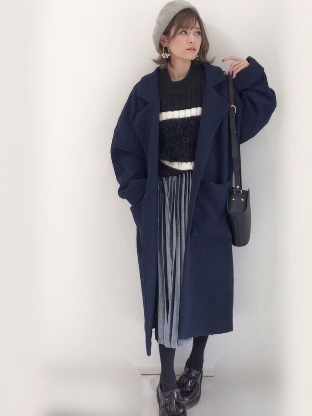 「EMODA、キレイめ、カジュアルコーデ、大人ガーリー、ベレー帽、ママコーデ、Dr.Martens、ベロアスカート、fashion」｜「EMODAのＢＡＳＩＣベレー（ハンチング/ベレー帽、グレー系）」を使った、yunさん（レディース・153cm）の冬コーディネートの1枚目の写真
