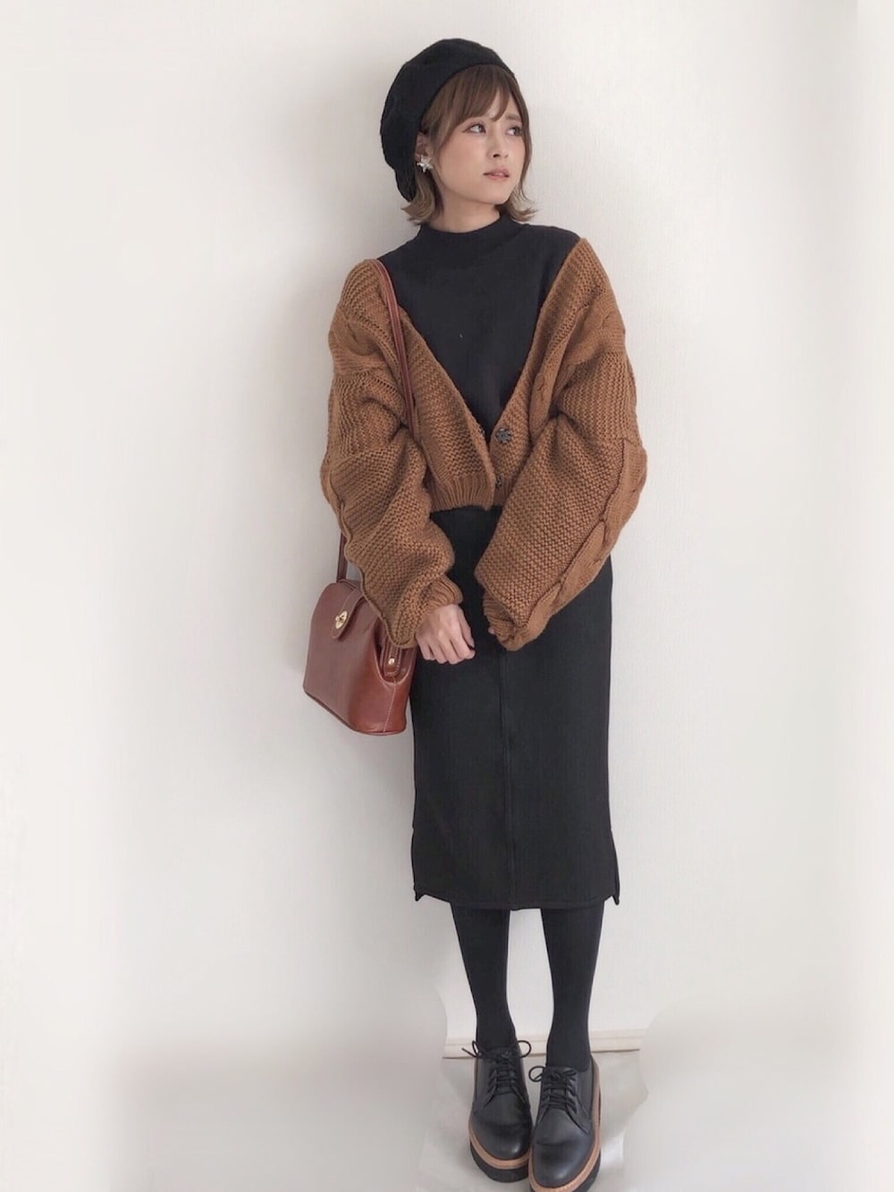 「休日スタイル、大人カジュアル、プチプラ、ブラック、スウェット、オーバーサイズ、ZARA、UNIQLO、ベレー帽、大人ガーリー」｜「UNIQLOのアイテム（トップス、ブラック系）」を使った、yunさん（レディース・153cm）の冬コーディネートの1枚目の写真
