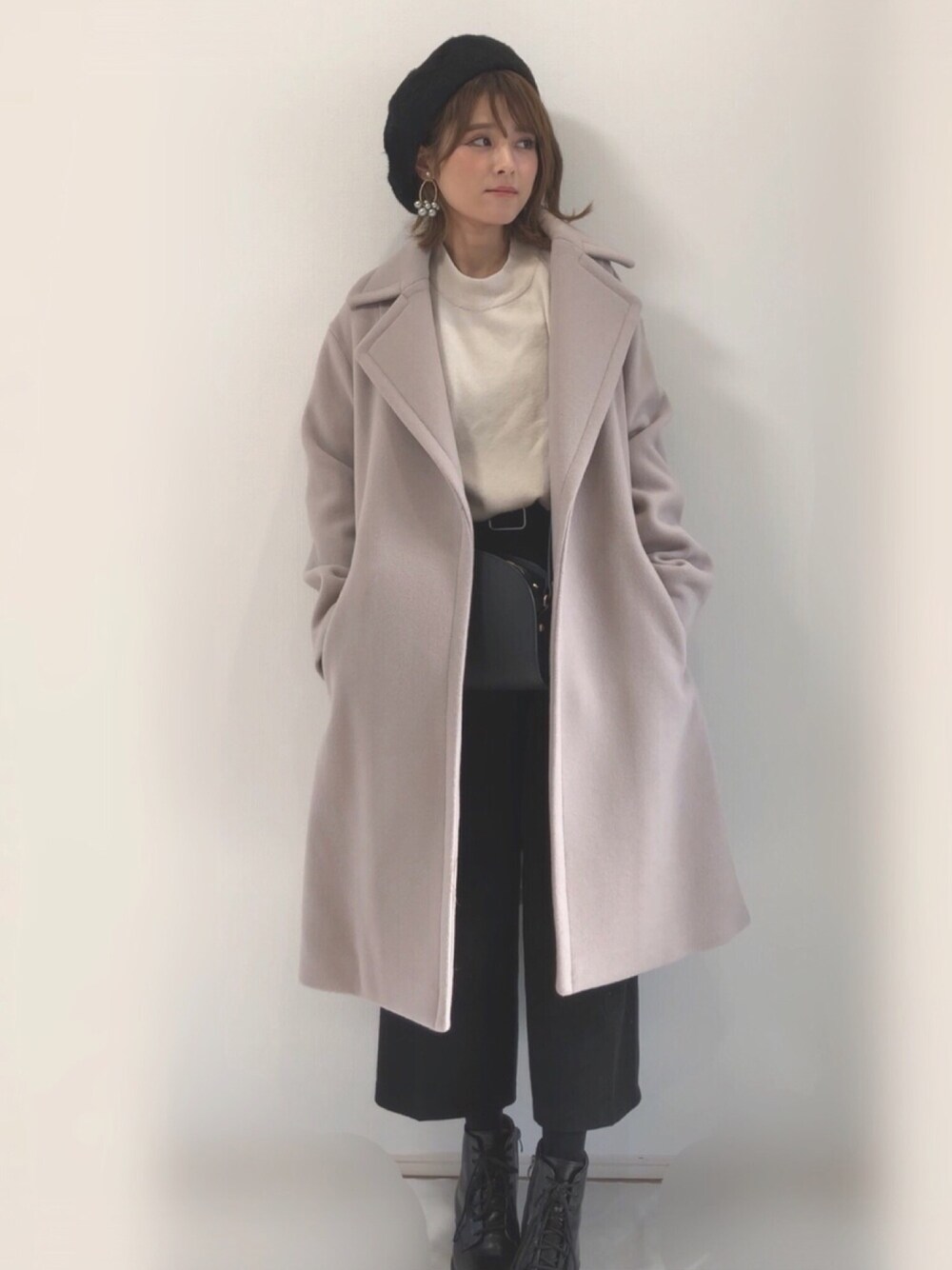 ベージュ系のその他アウター、ベージュ系のニット/セーター、その他のスラックスを着用したレディースの冬コーディネートの1枚目の写真