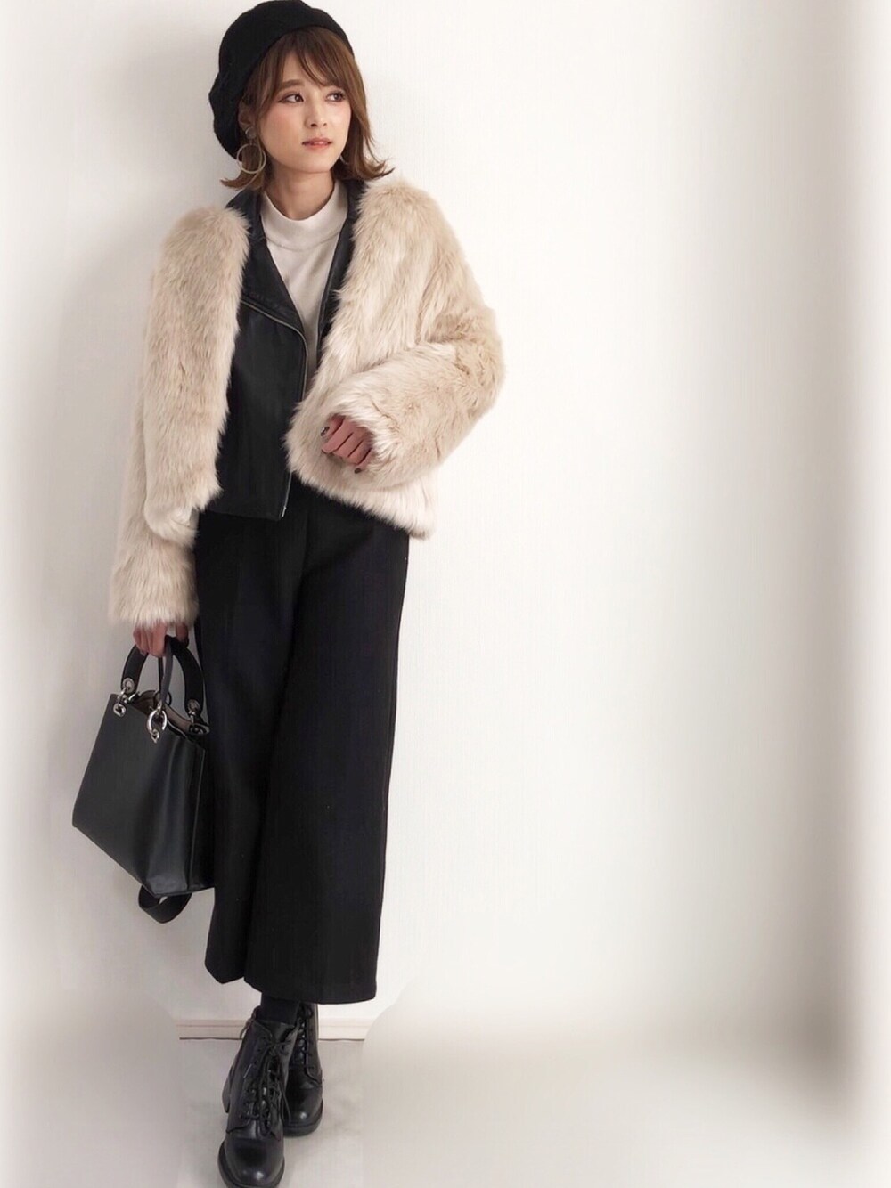 ベージュ系のその他アウター、ベージュ系のニット/セーター、その他のスラックスを着用したレディースの冬コーディネートの1枚目の写真