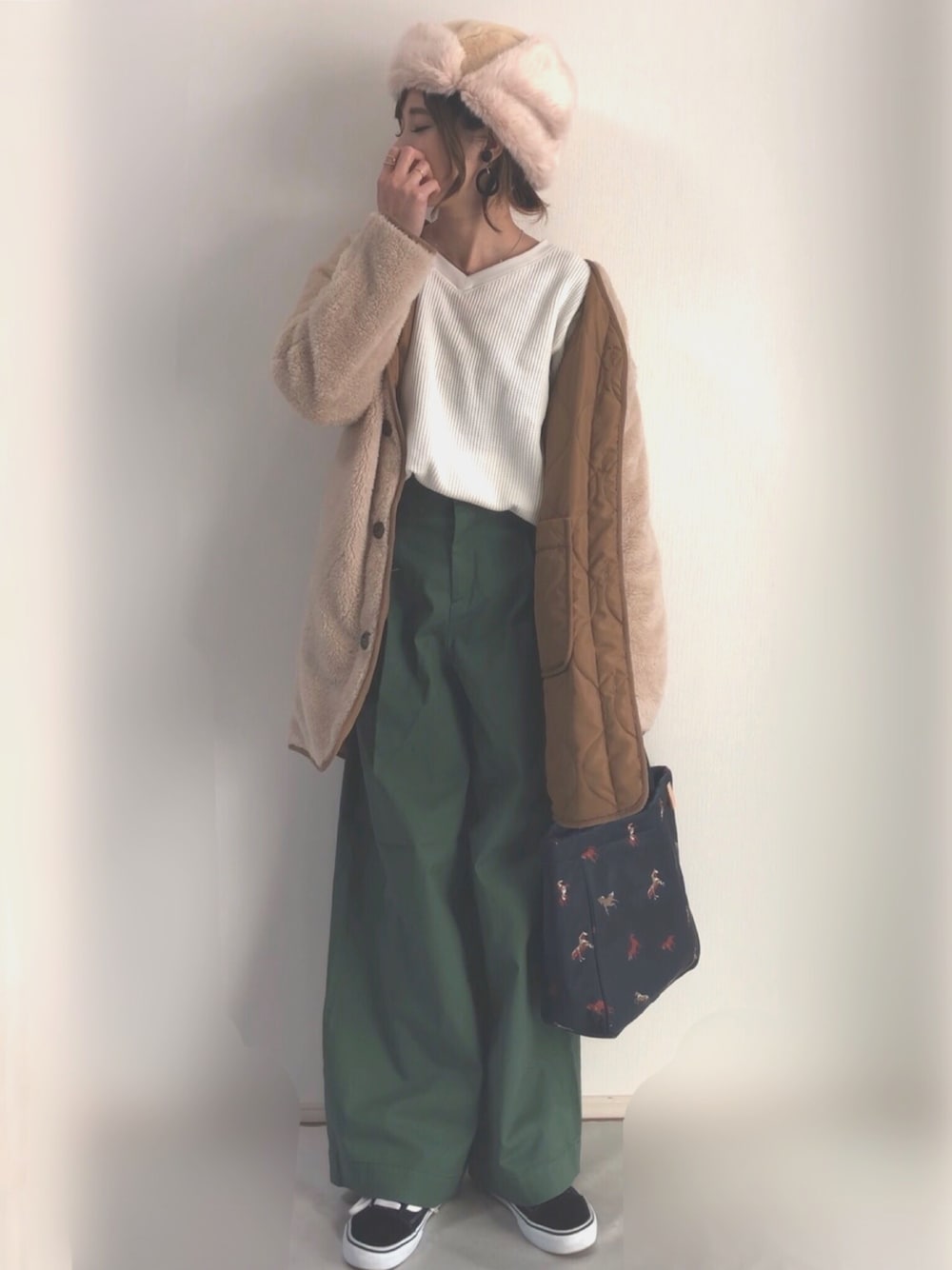 「スニーカーコーデ、VANS、UNIQLO、ユニクロ、チノパン、スニーカー、ライナーコート、フライトキャップ、休日スタイル、ボアジャケット」｜「russetのPlane Tote Bag(WOODLANDER)（トートバッグ、ブルー系）」を使った、yunさん（レディース・153cm）の冬コーディネートの1枚目の写真