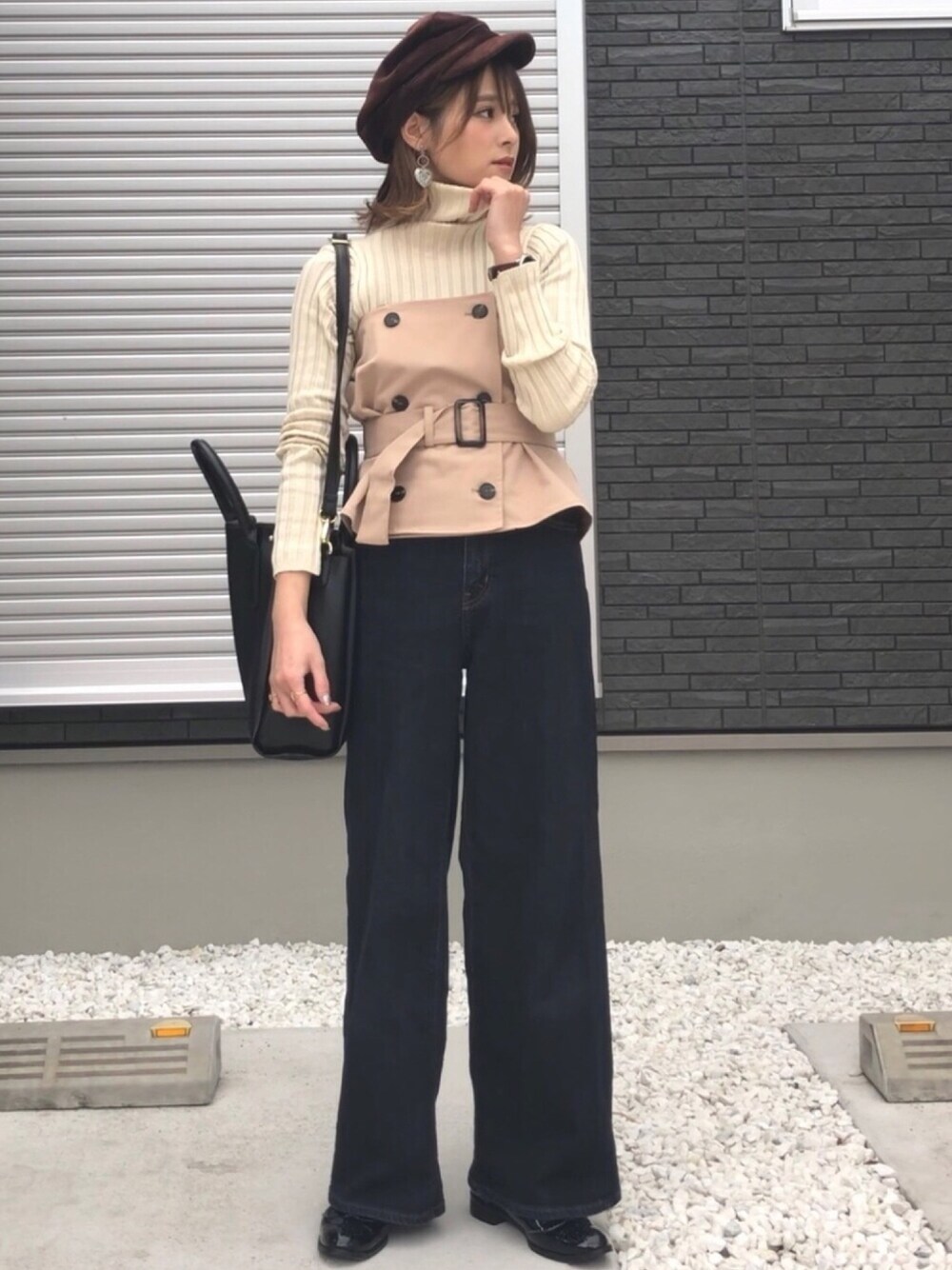 「ビスチェ、トレンチ、ゆるコーデ、UNIQLO、タートルネック、キレイめ、オトナカジュアル、ワイドパンツ、キャスケット、カジュアルコーデ」｜「fifthのフィットニットタートルトップス/リブニット（ニット/セーター、ベージュ系）」を使った、yunさん（レディース・153cm）の冬コーディネートの1枚目の写真
