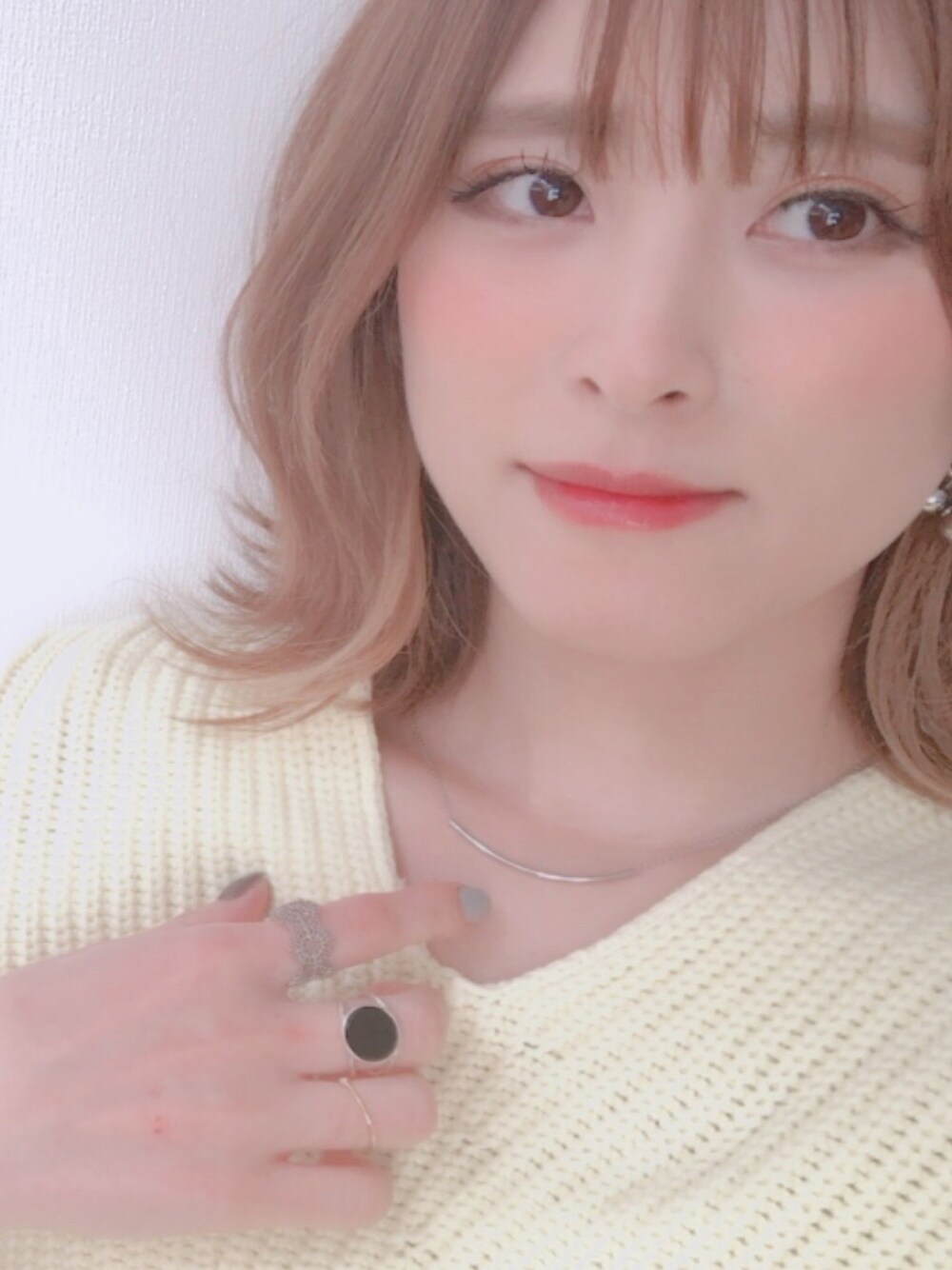 「きれいめカジュアル、ニット、Vネック、イエロー、春、春コーデ、dholic、休日スタイル、シンプル、ボリューム袖」｜「DHOLICのVAVI MELLOハートウィンドウリップティントオイルタイプ（ファンデーション、ピンク系）」を使った、yunさん（レディース・153cm）の冬コーディネートの1枚目の写真