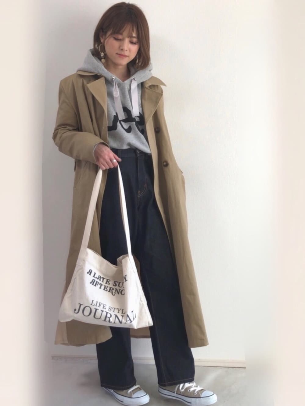 「オトナカジュアル、春コーデ、パーカー、LEE、ロングコート、ハイウエスト、トレンチコート、コンバース、カジュアルコーデ、デニムパンツ」｜「Leeの【別注】LEE×earth  ロゴパーカー（パーカー、グレー系）」を使った、yunさん（レディース・153cm）の冬コーディネートの1枚目の写真